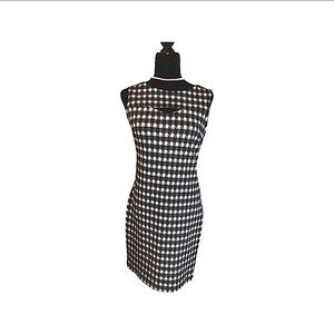 Houndstooth sleeveless dress with keyhole front. Hidden zipper in back.Stretchy.